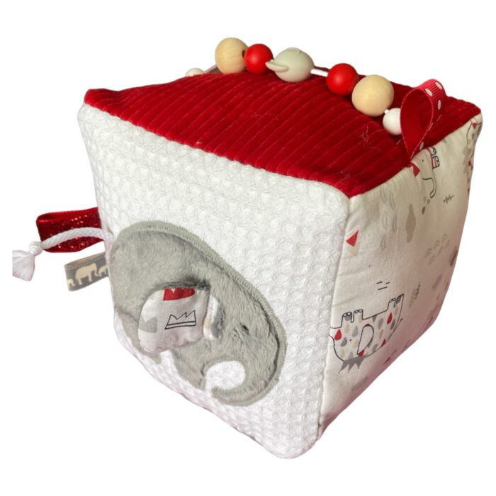 Cube-eveil-bebe-activites-sensorielles-elephant-blanc-rouge-15cm-en-tissus-texturé