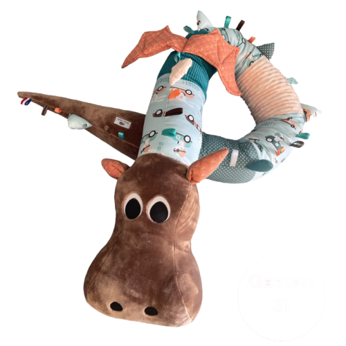Gaston-le-dragon-compagnon-ludique-dès-la-naissance-cadeau-naissance-grand-coussin-2-mètres-de-long